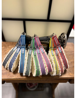 Fodrat Halsband Halvstryp, Vit Fårskinnsimitation - 55 cm x 30 mm / Turkos